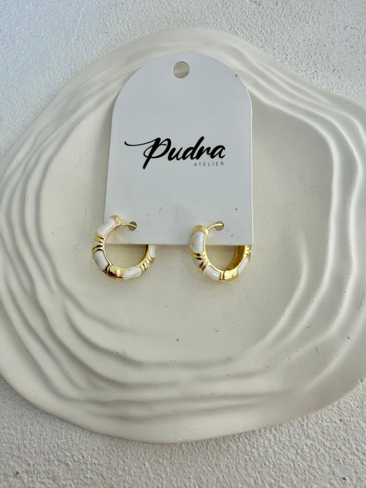 Beyaz Mineli Gold Detaylı Küpe