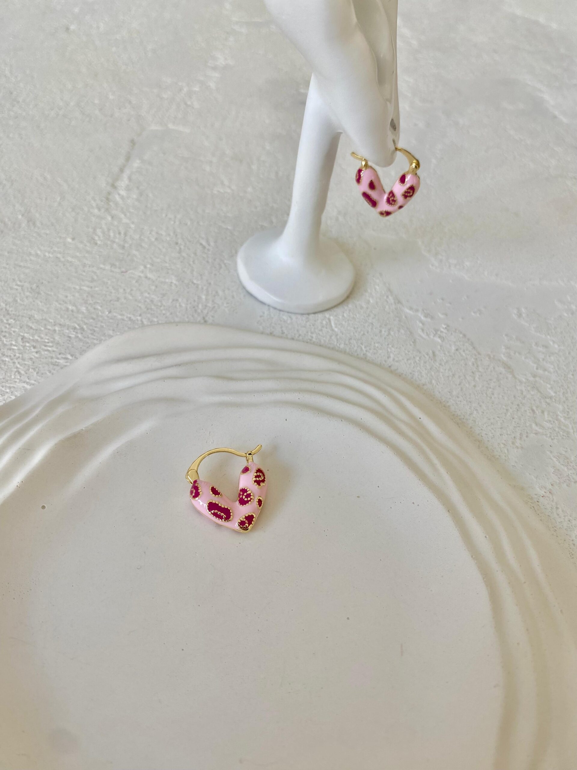 Mineli Desenli Pembe Kalp Küpe - Görsel 4
