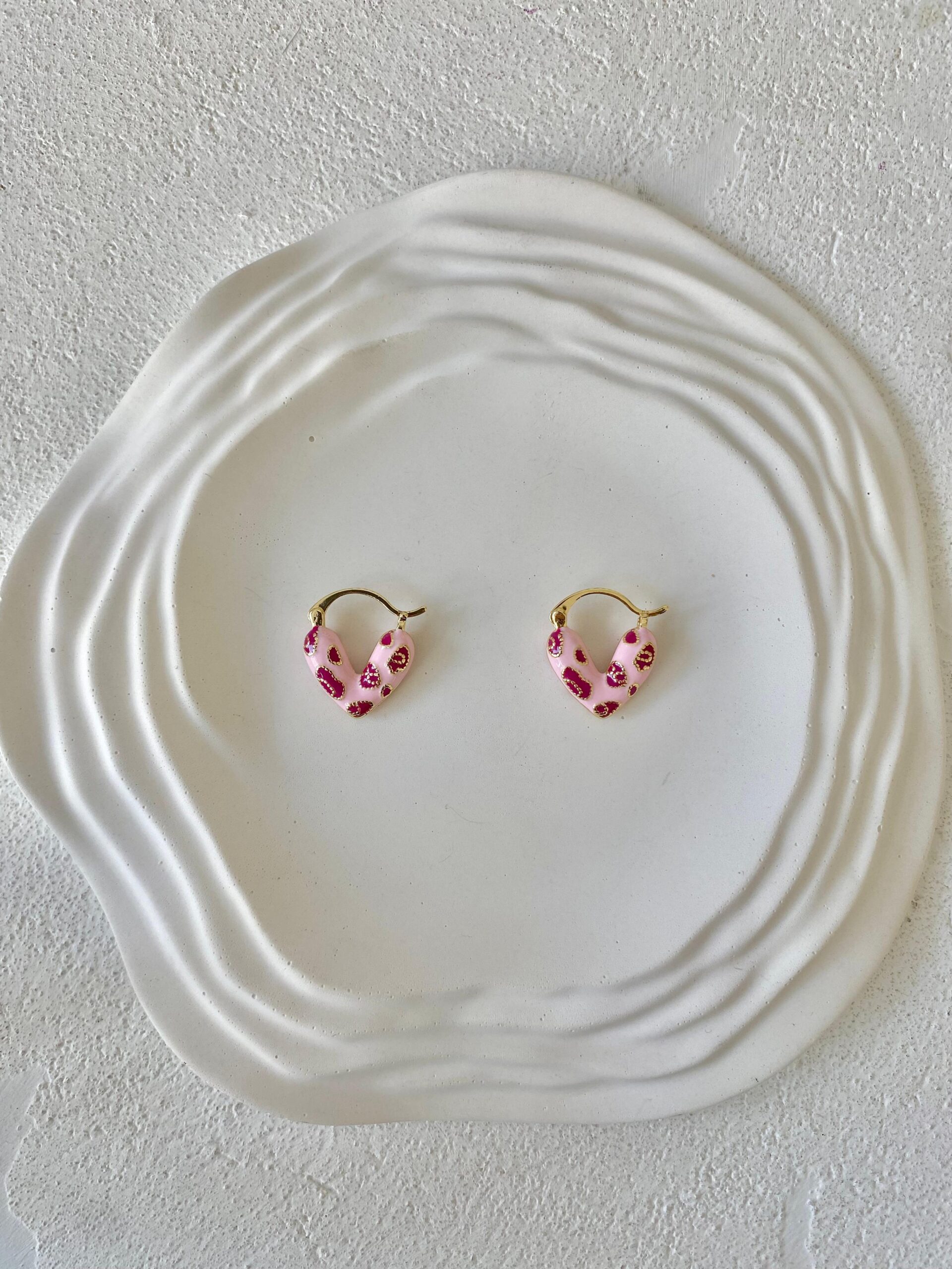 Mineli Desenli Pembe Kalp Küpe - Görsel 2