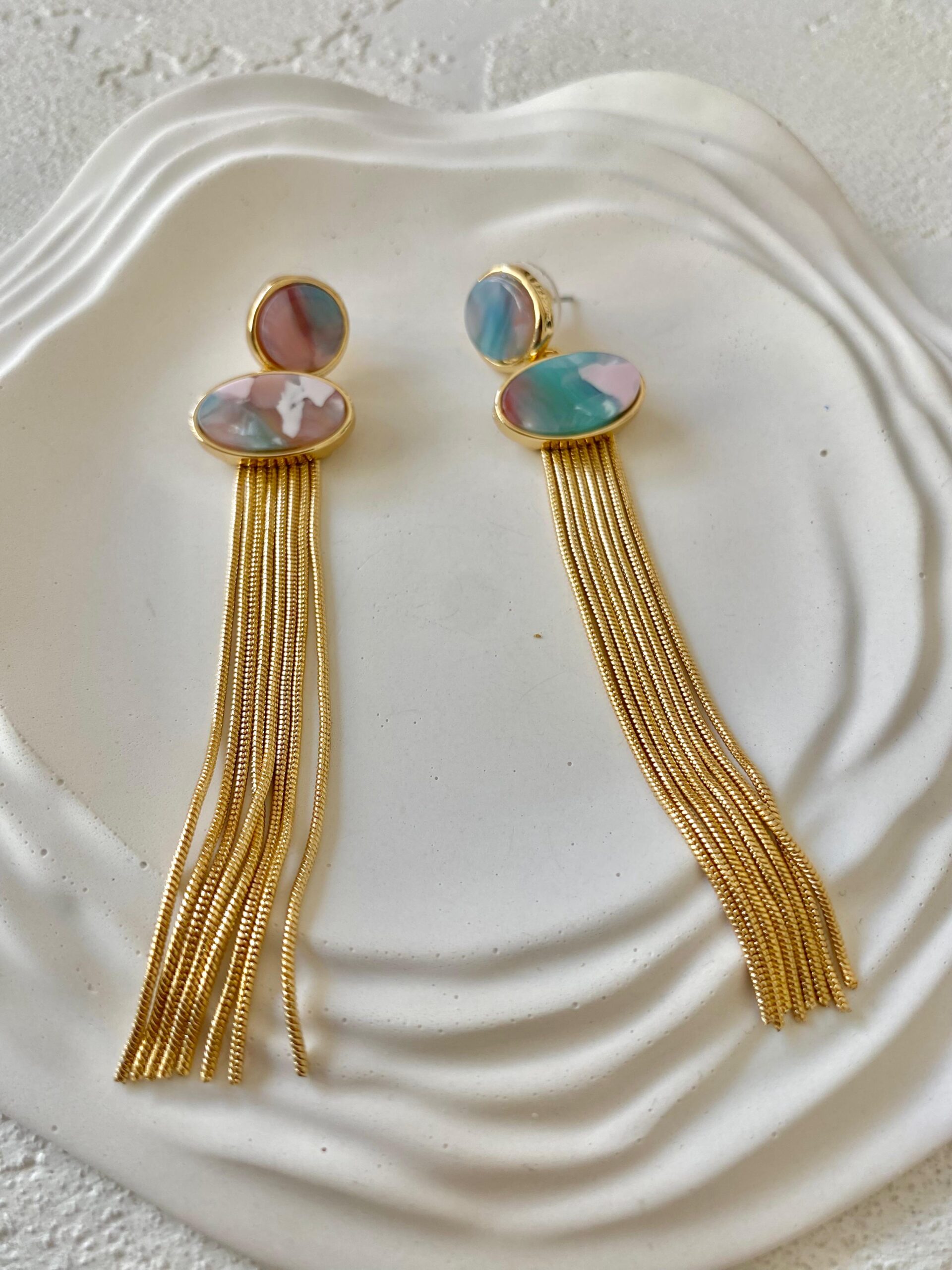 Pembe Desenli Sallantılı Küpe - Görsel 3