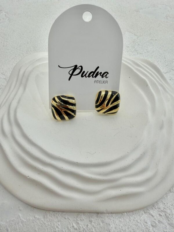 Siyah Ve Gold Renkte Zebra Desenli Kare Küpe