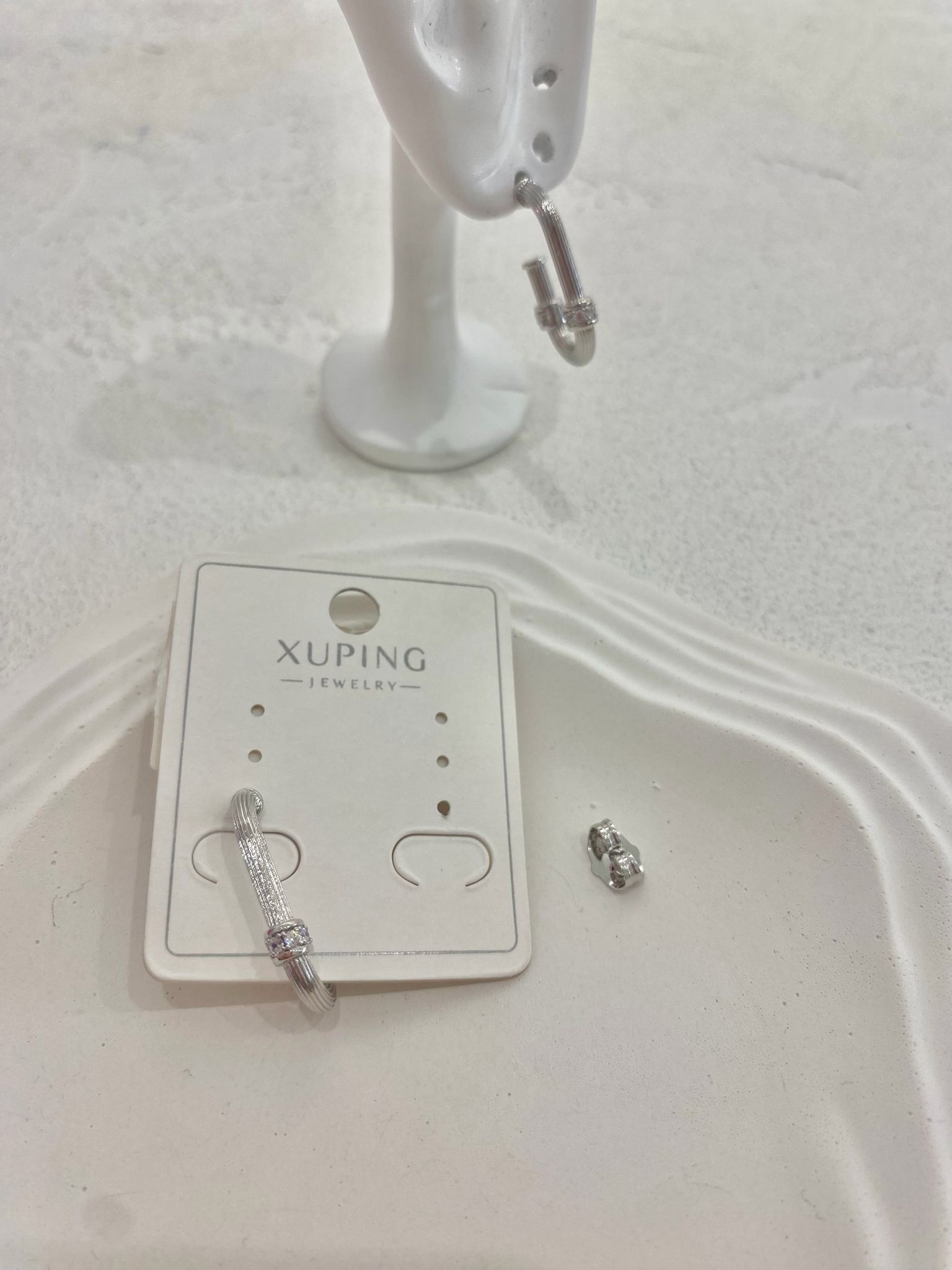 Xuping Çizgi Detaylı Dikdörtgen Çelik Küpe - Görsel 2