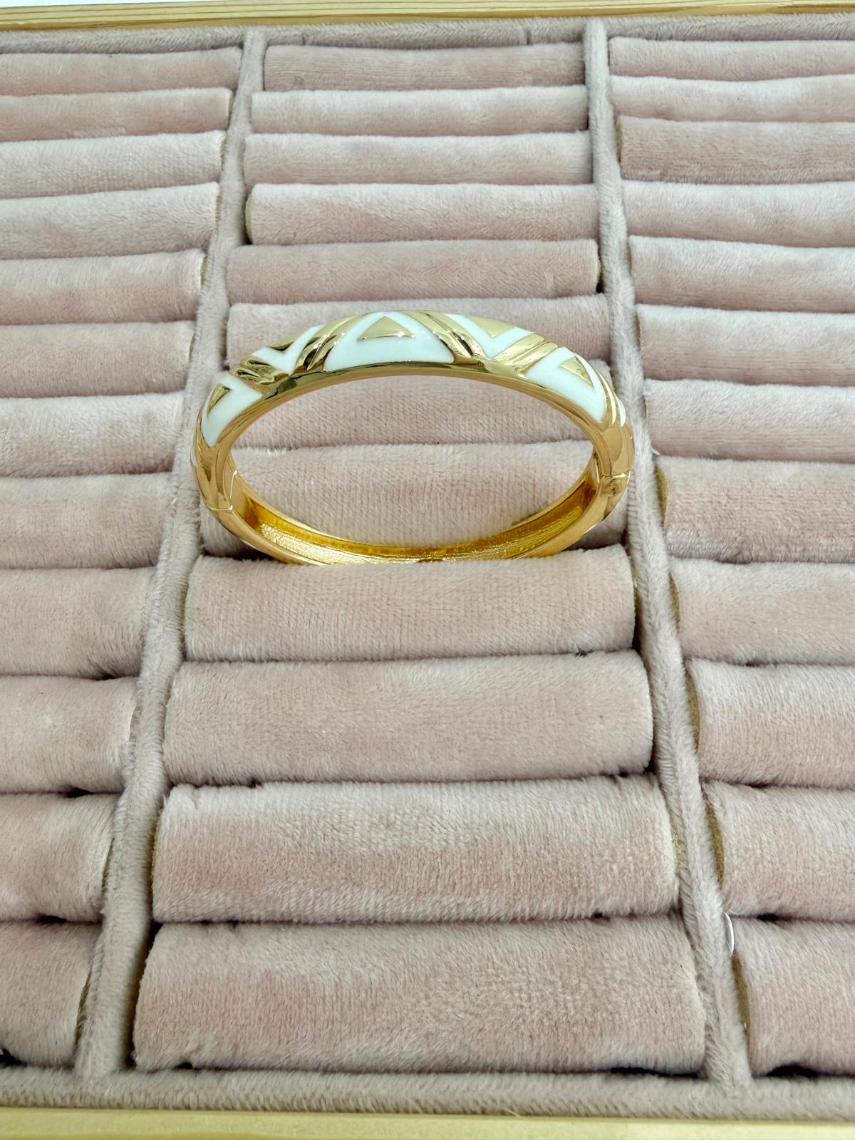 Gold Çizgi Desenli Beyaz Mineli Bilezik - Görsel 2